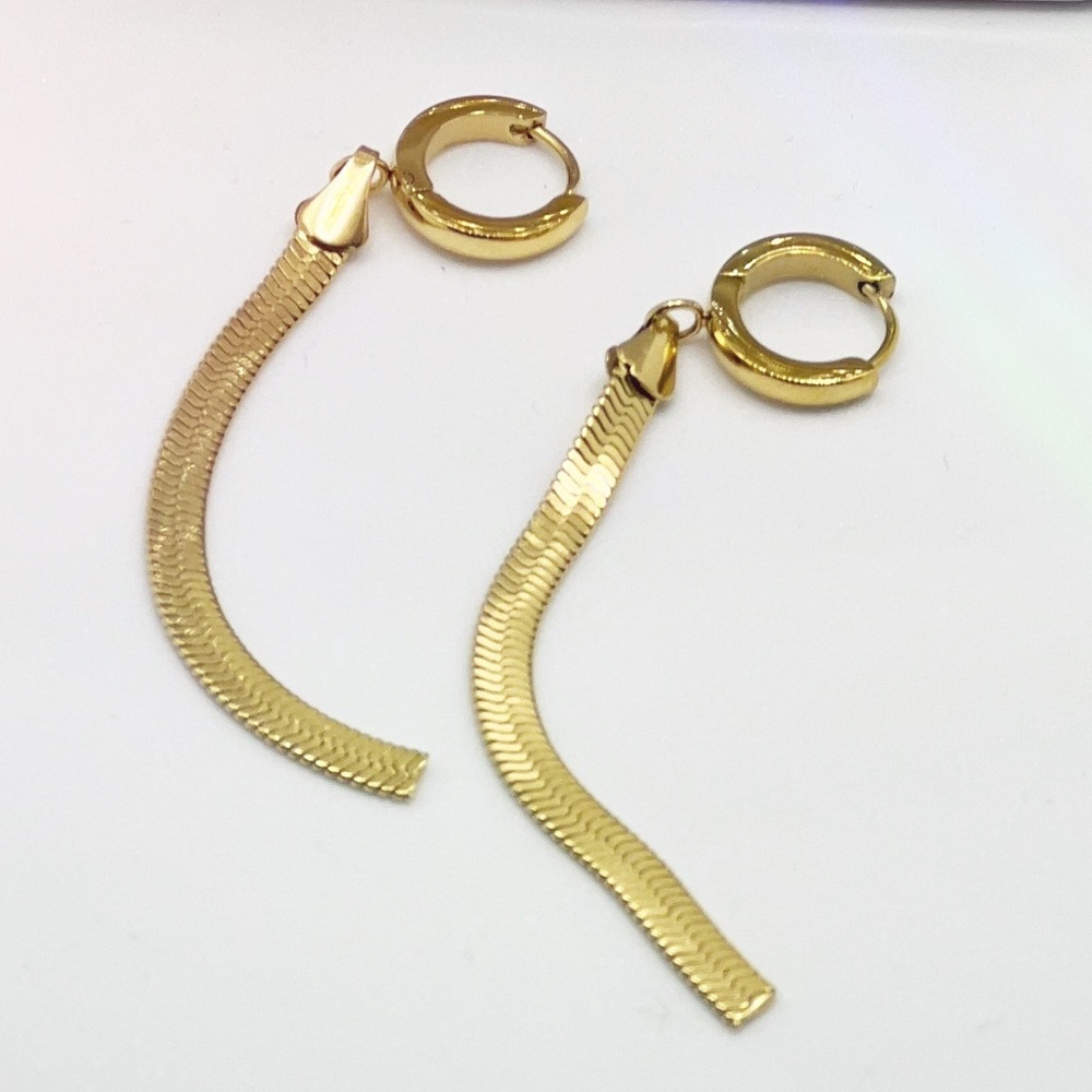 18k Gold drop/dangle earring